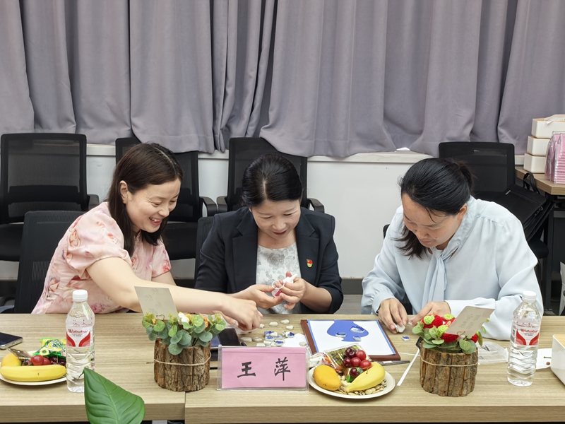 马克思主义学院成功举办“花语心韵”干花手工创作活动